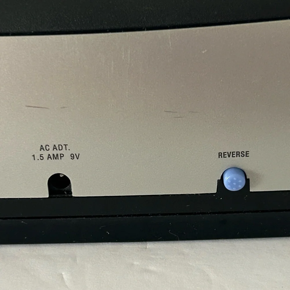 Swingline (2007) Electric Portable Desktop 3-Hole Punch - Batteries Not Included - Picture 11 of 17